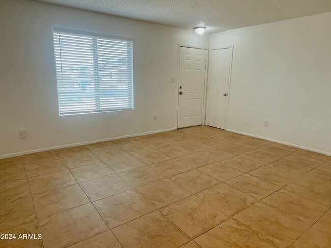 Foto del edificio - 498 E Mesquite Ave