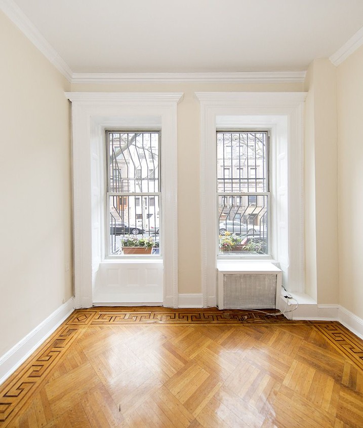 Foto principal - 327 W 83rd St