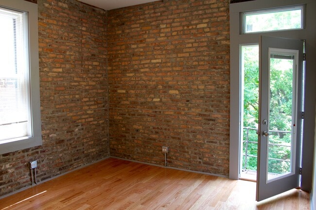 Building Photo - 706 S Laflin St