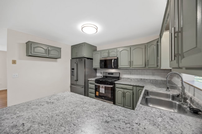 Building Photo - 1755 Fountainbleu Dr