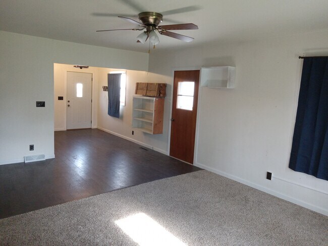 Entryway - 206 S Bell St