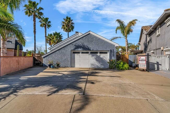 Building Photo - INCREDIBLE LOCATION... END OF CUL DE SAC WITH OVER 100 FEET ON WATER... MARVELOUS DOCK AND DECK W...