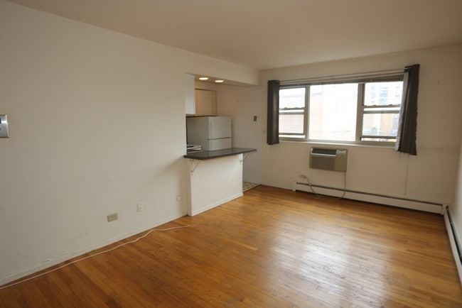 Building Photo - 535 W Briar Pl