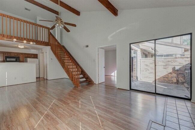 Foto del edificio - 200 Pecan Dr