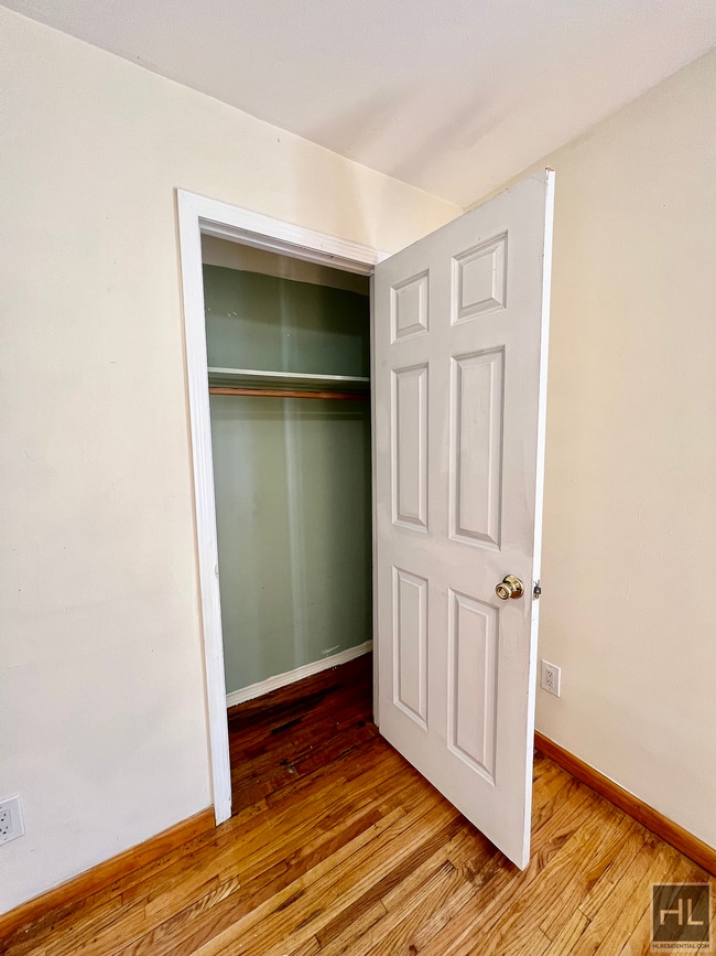 Building Photo - 2 Bedroom 1 Bath in 3 Bedroom 2 Bath (Apar...