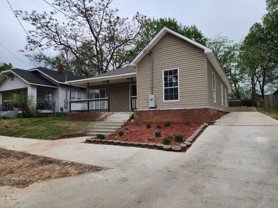 Primary Photo - 4 Bed / 3 bath Downtown Jonesboro