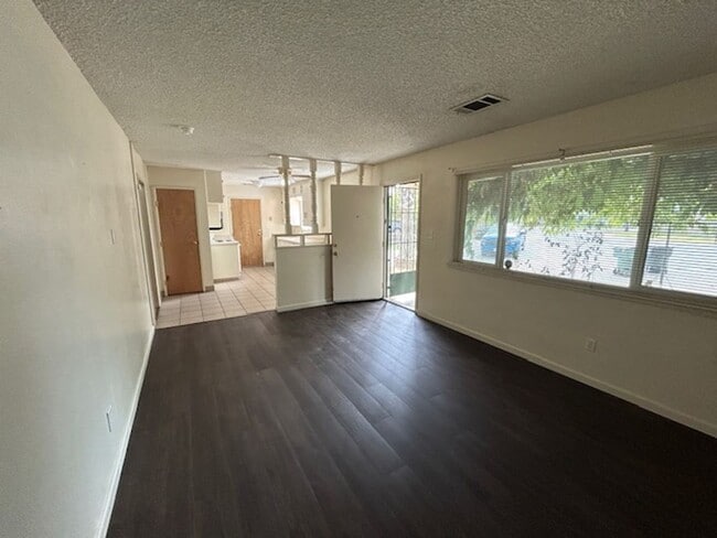 Building Photo - 2 bedroom 1 bathroom in NW Visalia! Close ...