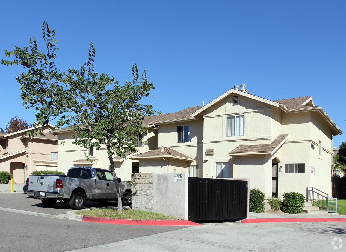 Primary Photo - 4055-4083 Pulitzer Pl