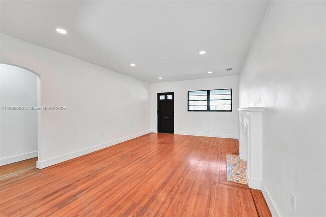 Foto del edificio - 9173 Byron Ave
