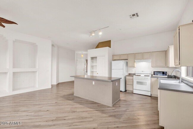 Foto del edificio - 15344 N 102nd St
