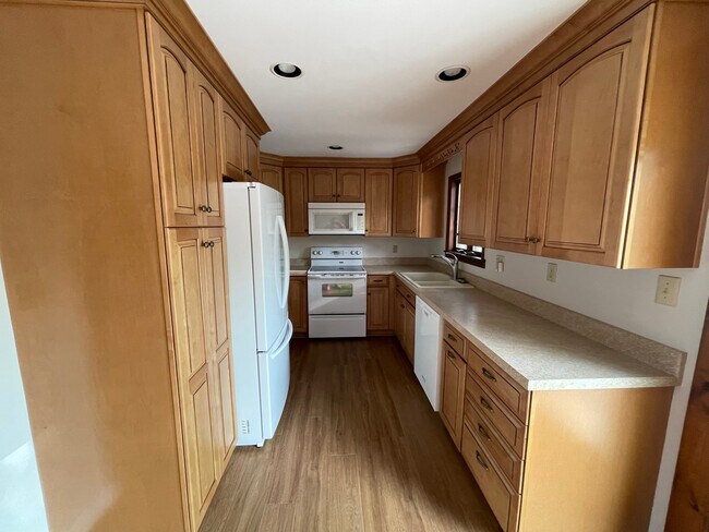 Building Photo - 984 Cherokee Dr