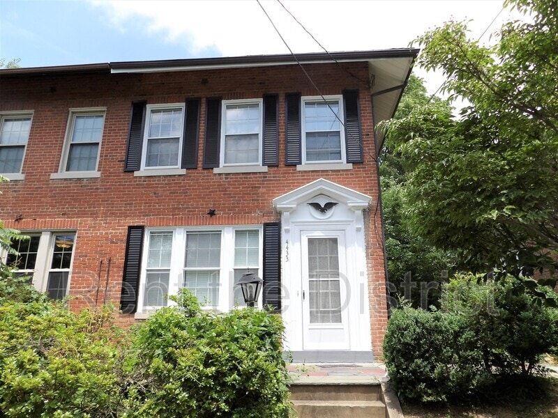 Photo - 4433 Fessenden Street NW
