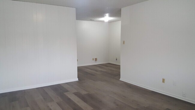 Building Photo - 2332 N Cotner Blvd