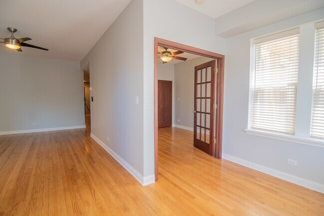 Foto del edificio - 4857 N Bernard St