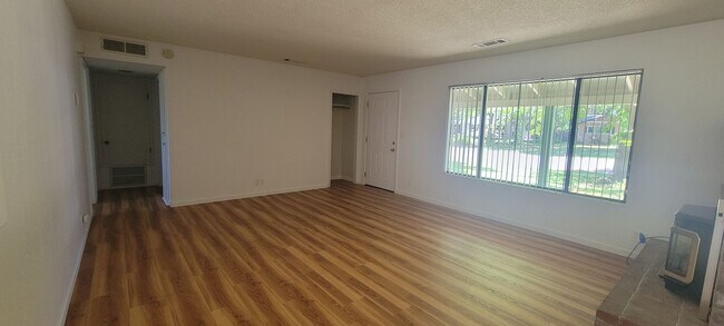 Foto del edificio - 21855 Belmont Dr
