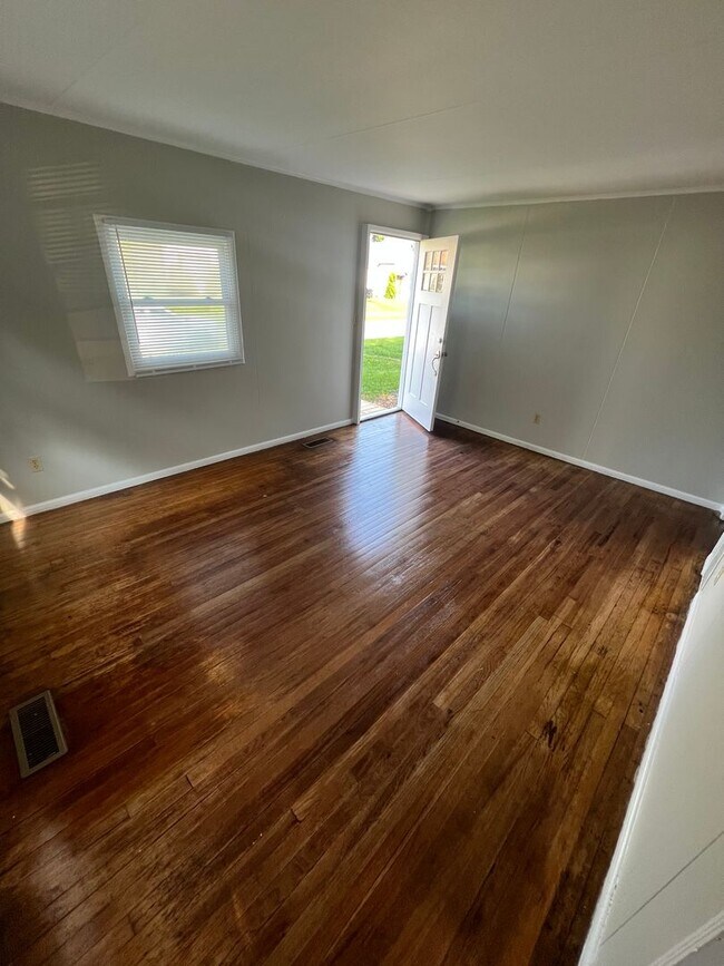 Foto del edificio - SUBLEASE - 2 Bedroom Single Family Home