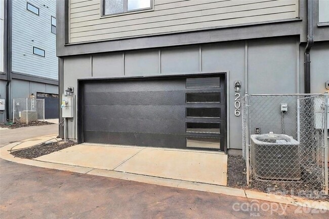 Foto del edificio - 3432 Brookshire Blvd