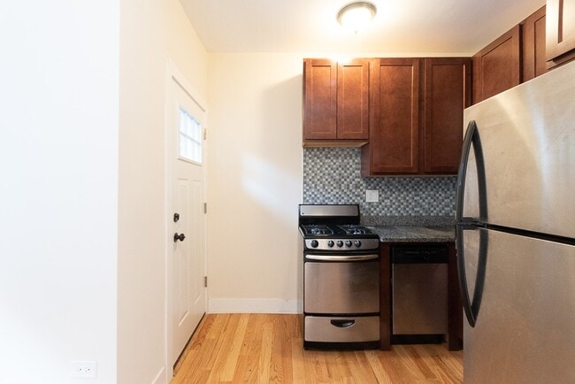 Foto del edificio - 3732 N Pine Grove Ave