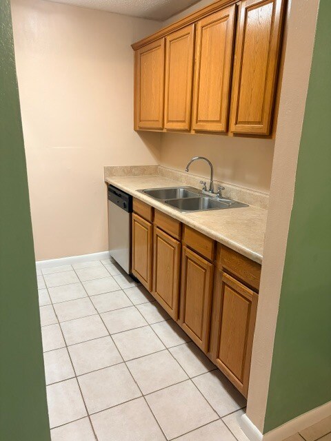 Cocina derecha - 6519 W Newberry Rd