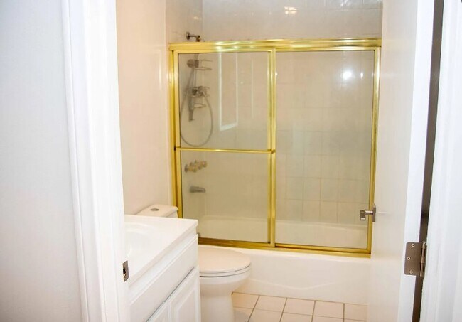 Full Bath 1 - 627 N Sweetzer Ave