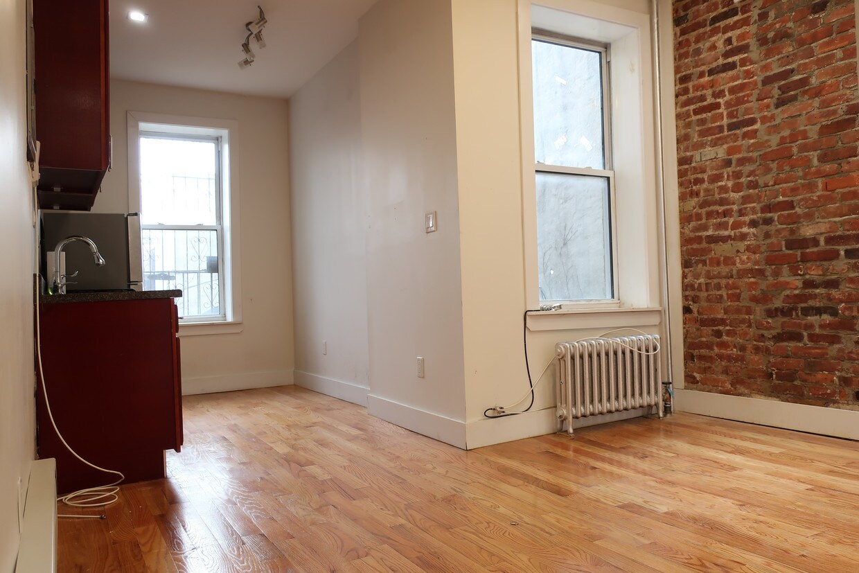 Primary Photo - 421 Rogers Ave