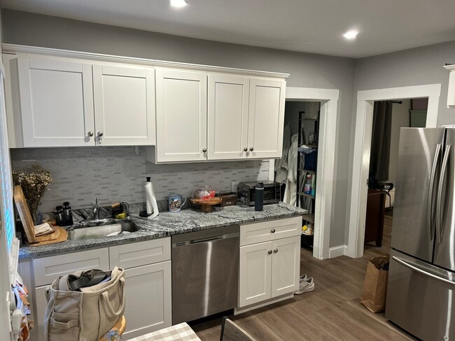 Building Photo - 11 Lewis Ave