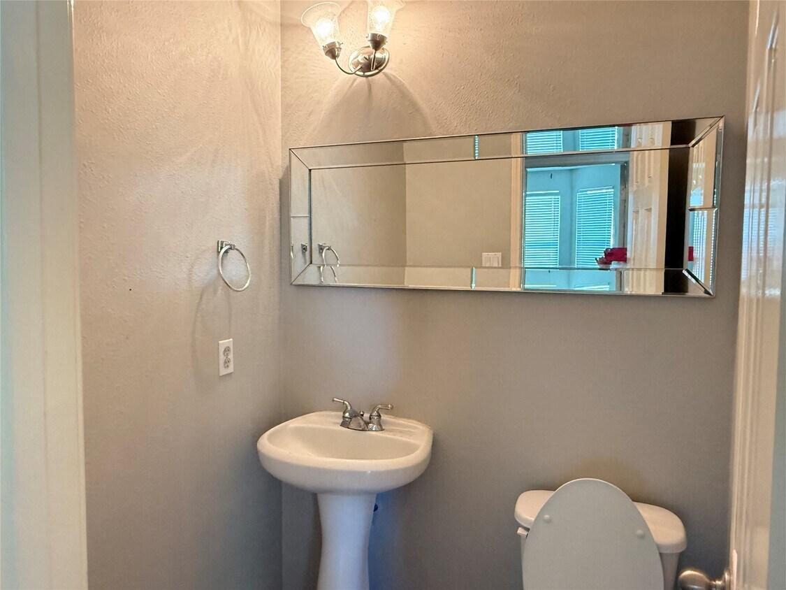 Building Photo - 11605 Bay Ledge Dr
