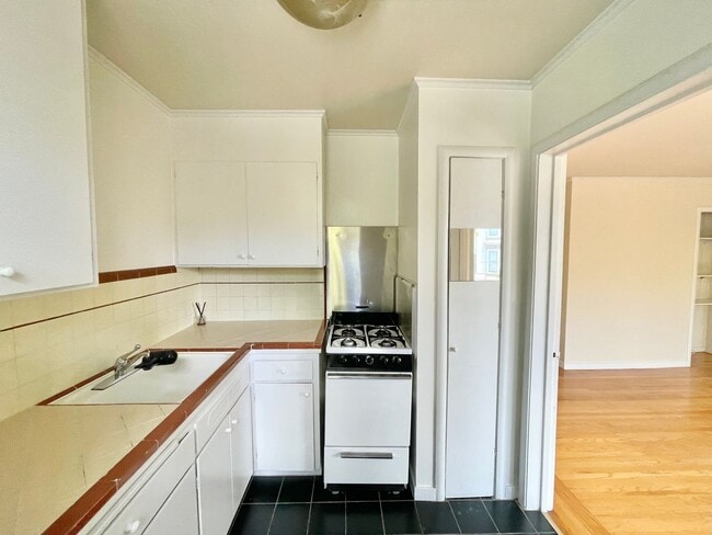 Building Photo - Prime Cow Hollow Charming 1 Bedroom! PROGR...