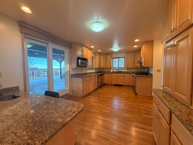 Foto del edificio - 3 Bed, 2.5 Bath - Beautifully Updated Down...