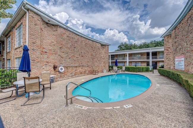 Building Photo - 2101 Fountain View Dr