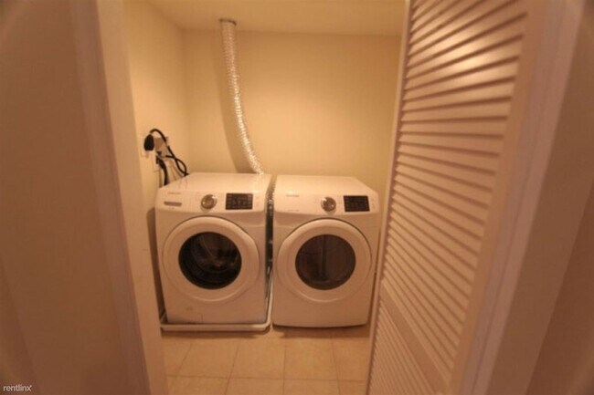 Building Photo - 4 br, 4 bath Triplex - 1915 N GRATZ ST Unit C