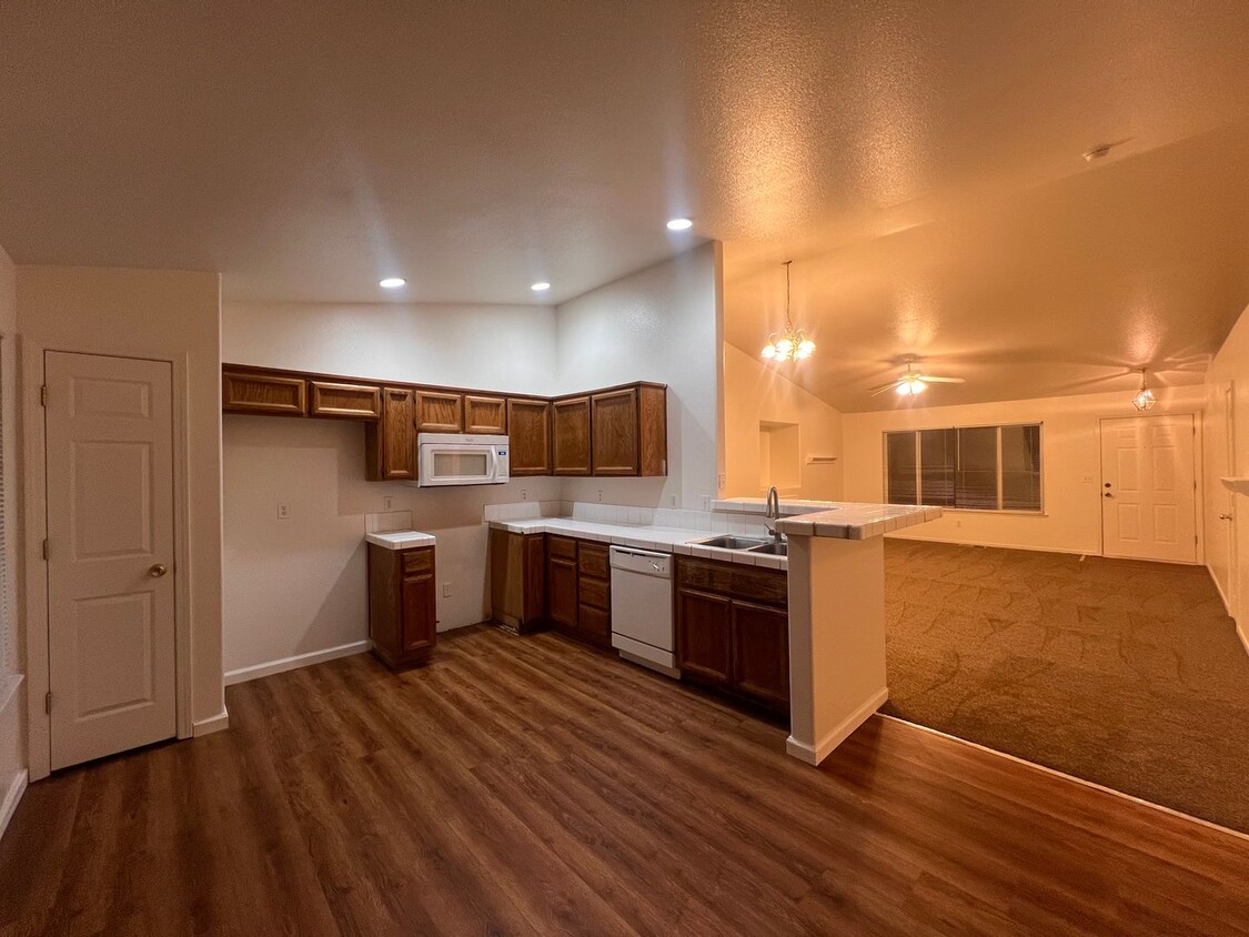 Foto principal - 3 bedroom 2 Bath Fernley Home with 2 car g...