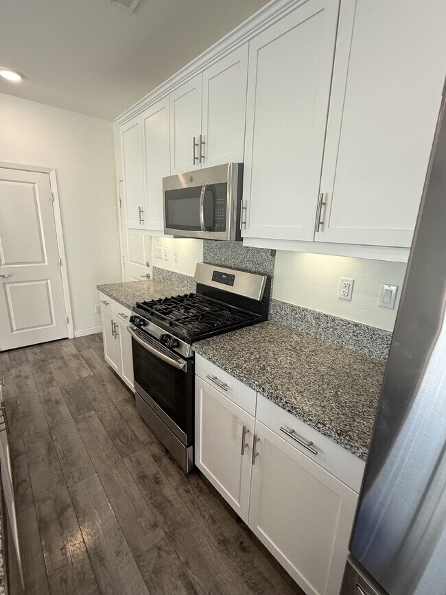 Foto del edificio - $500 OFF MOVE IN - Must take possession within 14 days.  Located in the desirable Vista Bella com...