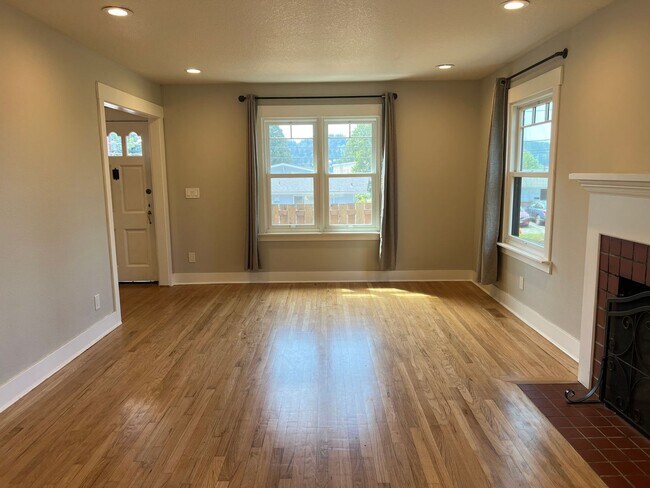 Building Photo - Beautiful & Charming 4-bedroom Home Near M...