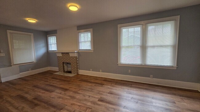 Foto del edificio - Affordable 3 Bed in Jacksonville. Bonus Room. Fenced in yard. Garage + Modern Bathroom