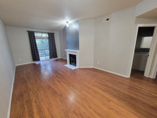 Foto del edificio - Fabulous Remodeled 2 bedroom , 2 bath Remodeled Condo in Country Club Greens