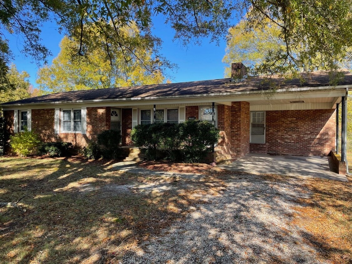 Foto principal - 2-3 BED, 1.5 BATH BRICK HOME