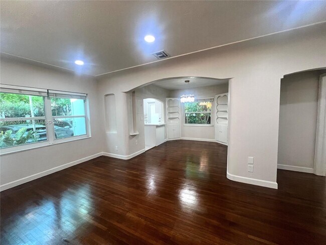 Foto del edificio - 1900 Tigertail Ave