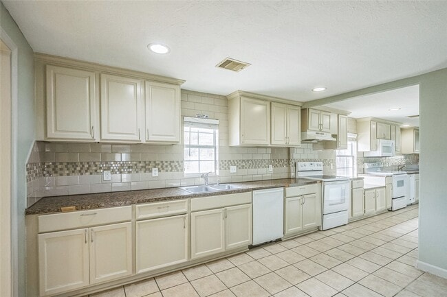 Building Photo - 2119 Jensen Dr