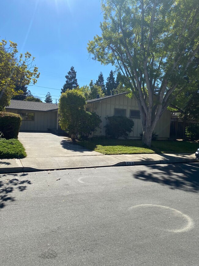 Building Photo - 1509 Gretel Ln