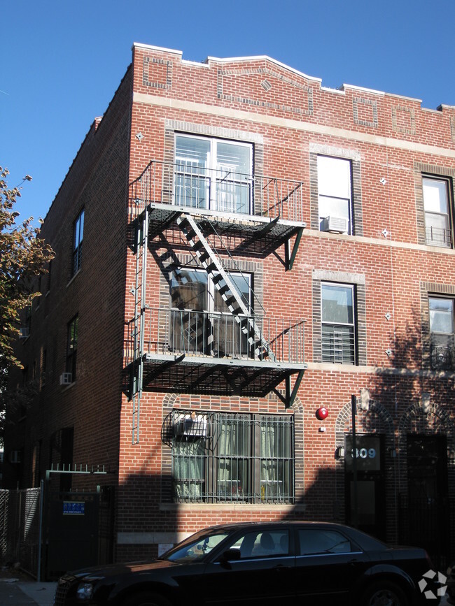 Building Photo - 309 Schaefer St
