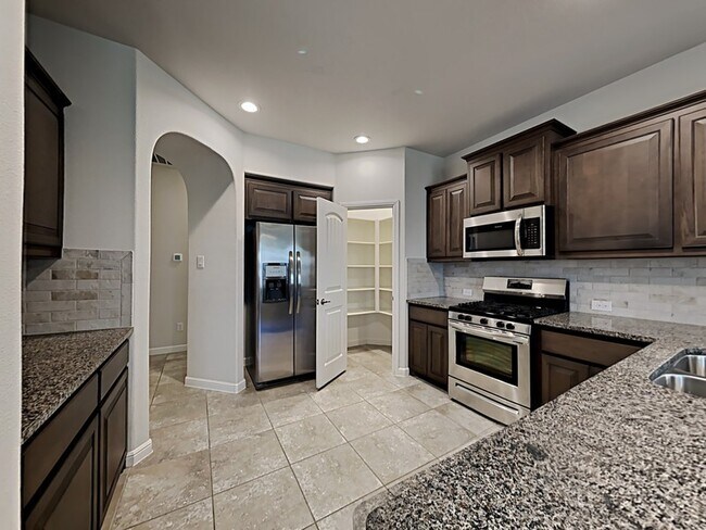Foto del edificio - 9113 Golden Hollow Ln