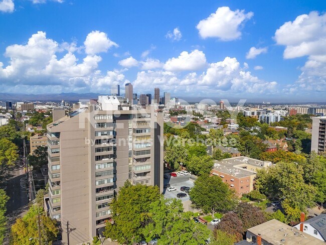 Foto del edificio - Penthouse Condo with Incredible Views Across from Cheesman Park