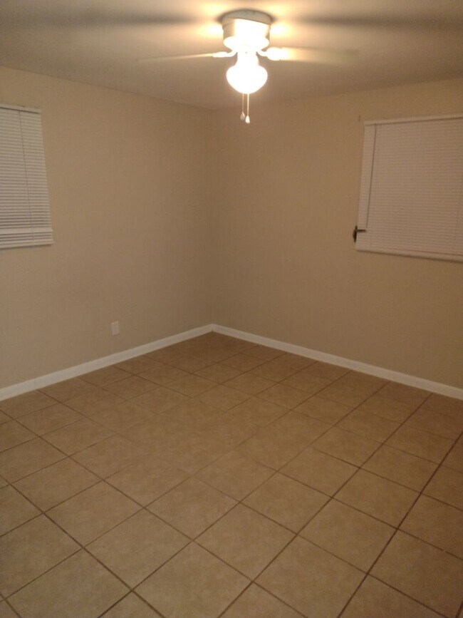 Foto del edificio - Three Bedroom One Bath Home in  South Lake...