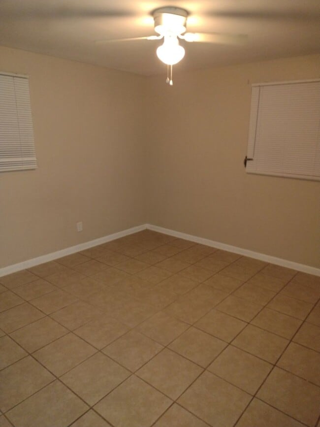 Building Photo - Three Bedroom One Bath Home in  South Lakeland !