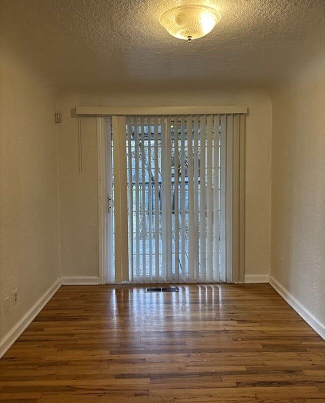Foto del edificio - 2Bd/1Ba Single Story House - For Viewing!