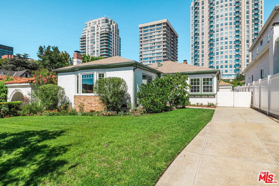 Primary Photo - 10777 Wellworth Ave