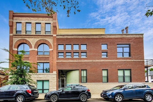 Building Photo - 2343 N Greenview Ave