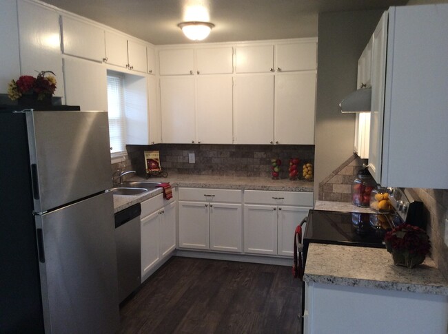 Foto del edificio - Pre-leasing for July 1st--3 bedroom/1 bath...