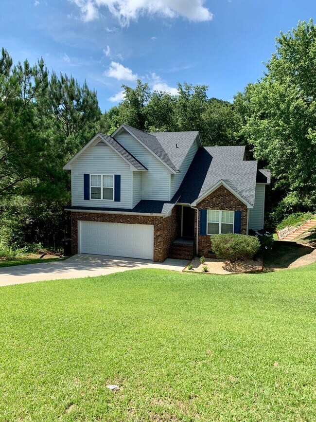 Building Photo - Lovely Tri-level Fayetteville Home